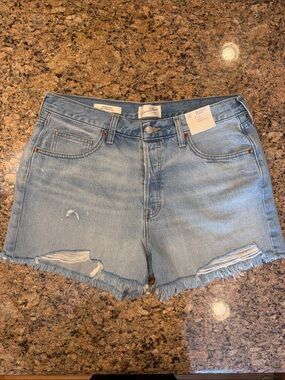 NWT Women’s 90’s Baggy Universal Threads Light Distressed Denim Shorts - Size 10